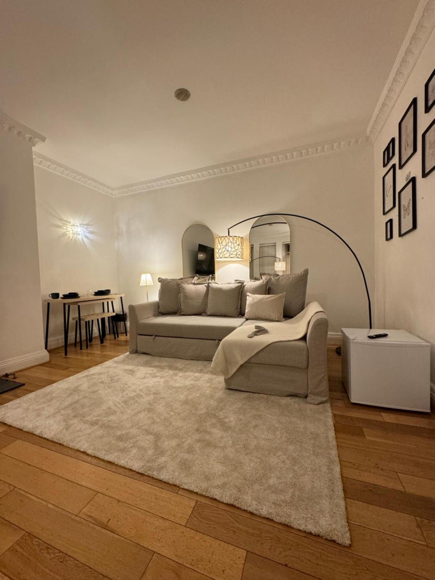 Homestay Hyde Park Corner House *
