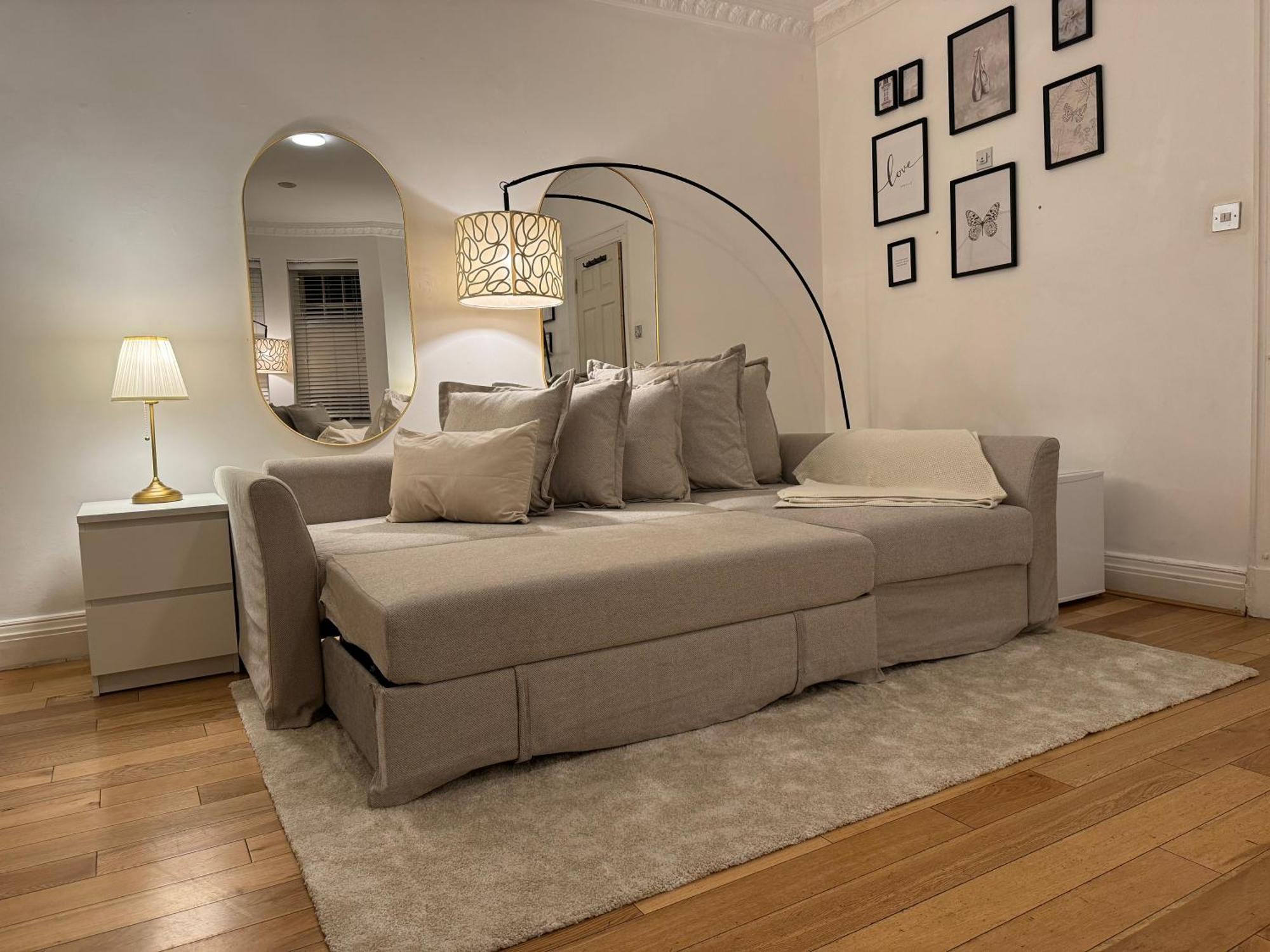 Hyde Park Corner House Homestay *