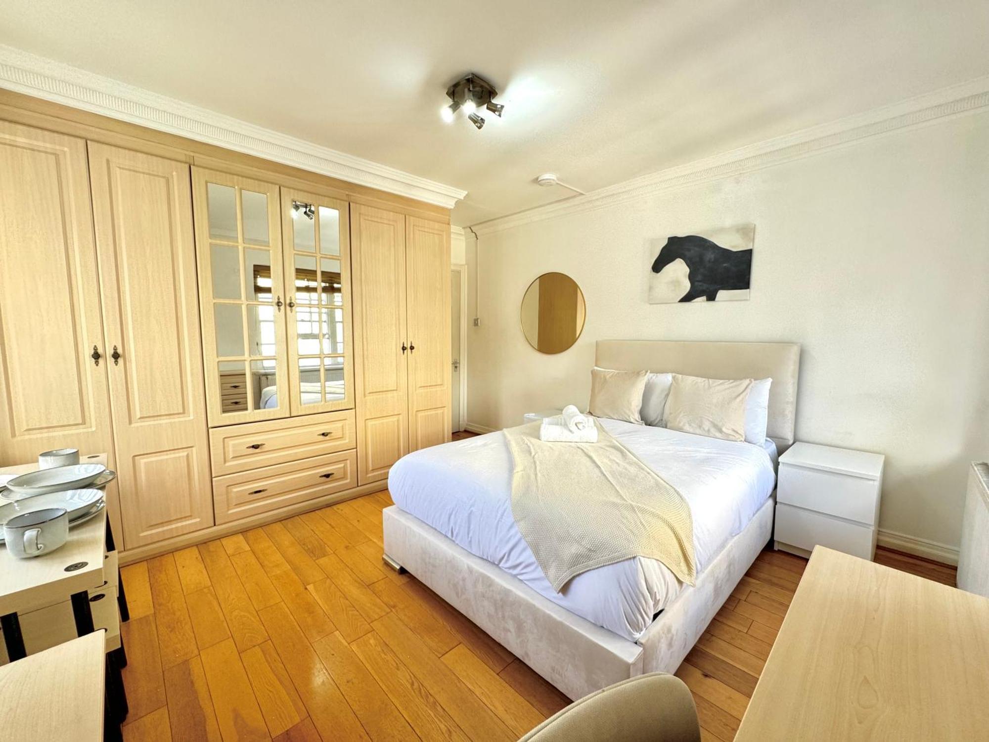 Homestay Hyde Park Corner House *