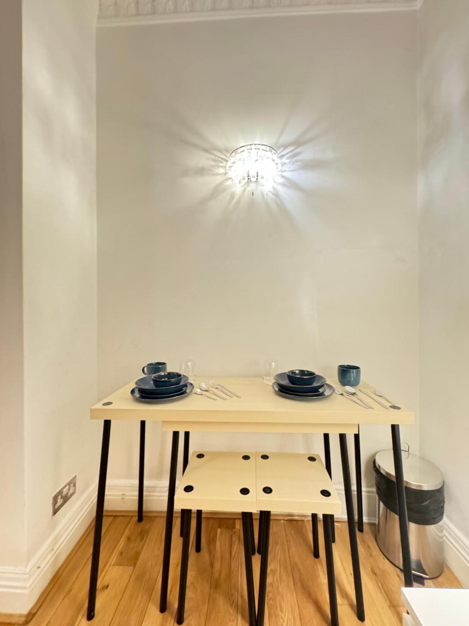 Hyde Park Corner House Homestay *
