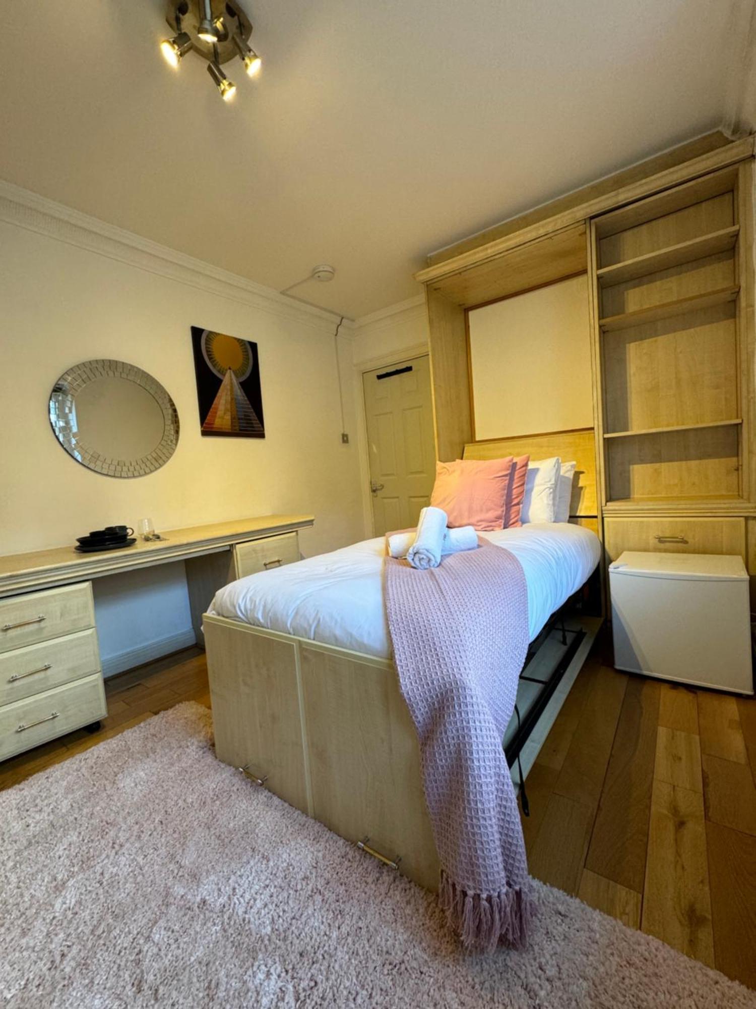Homestay Hyde Park Corner House *