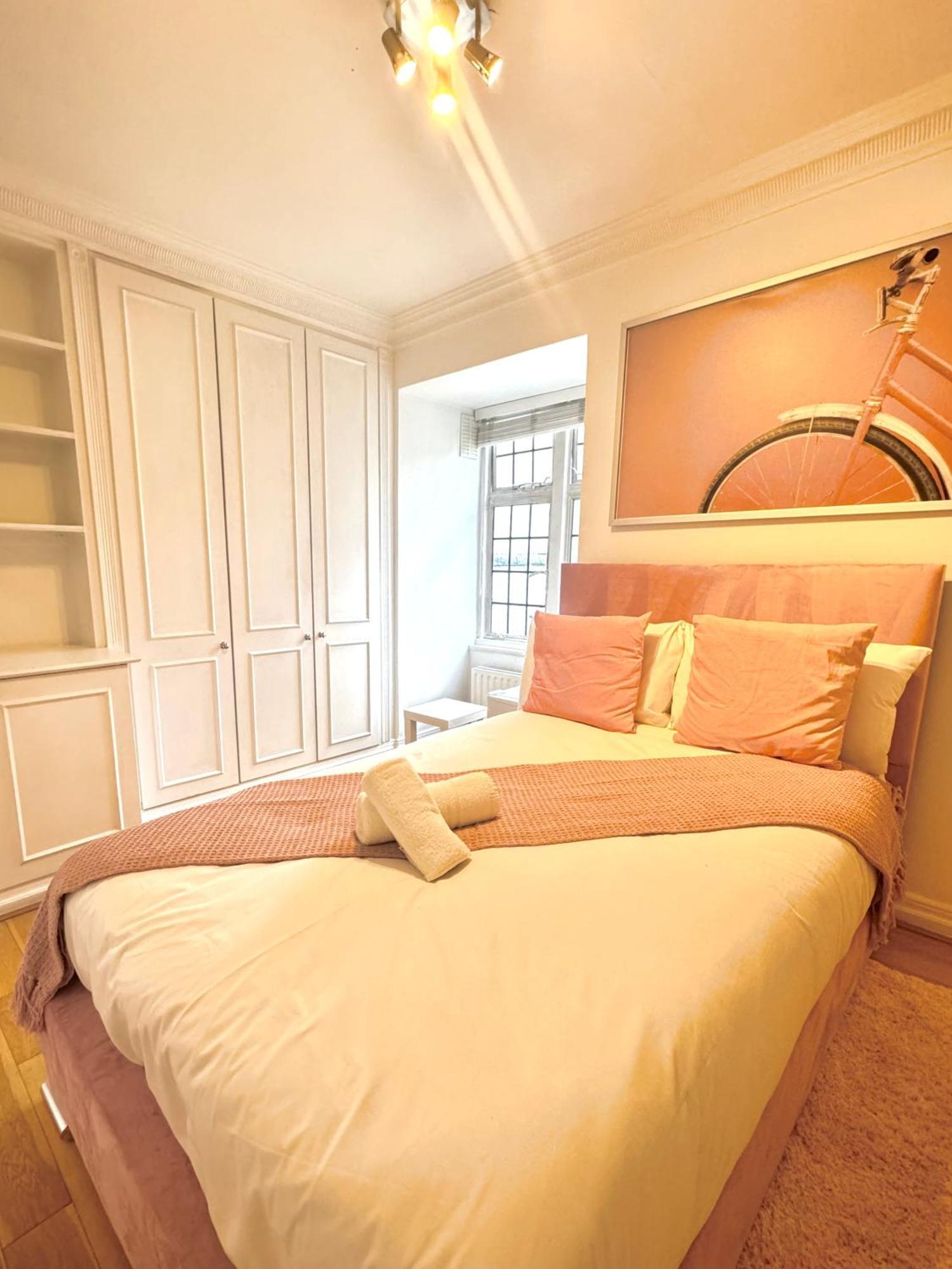 Hyde Park Corner House Homestay *
