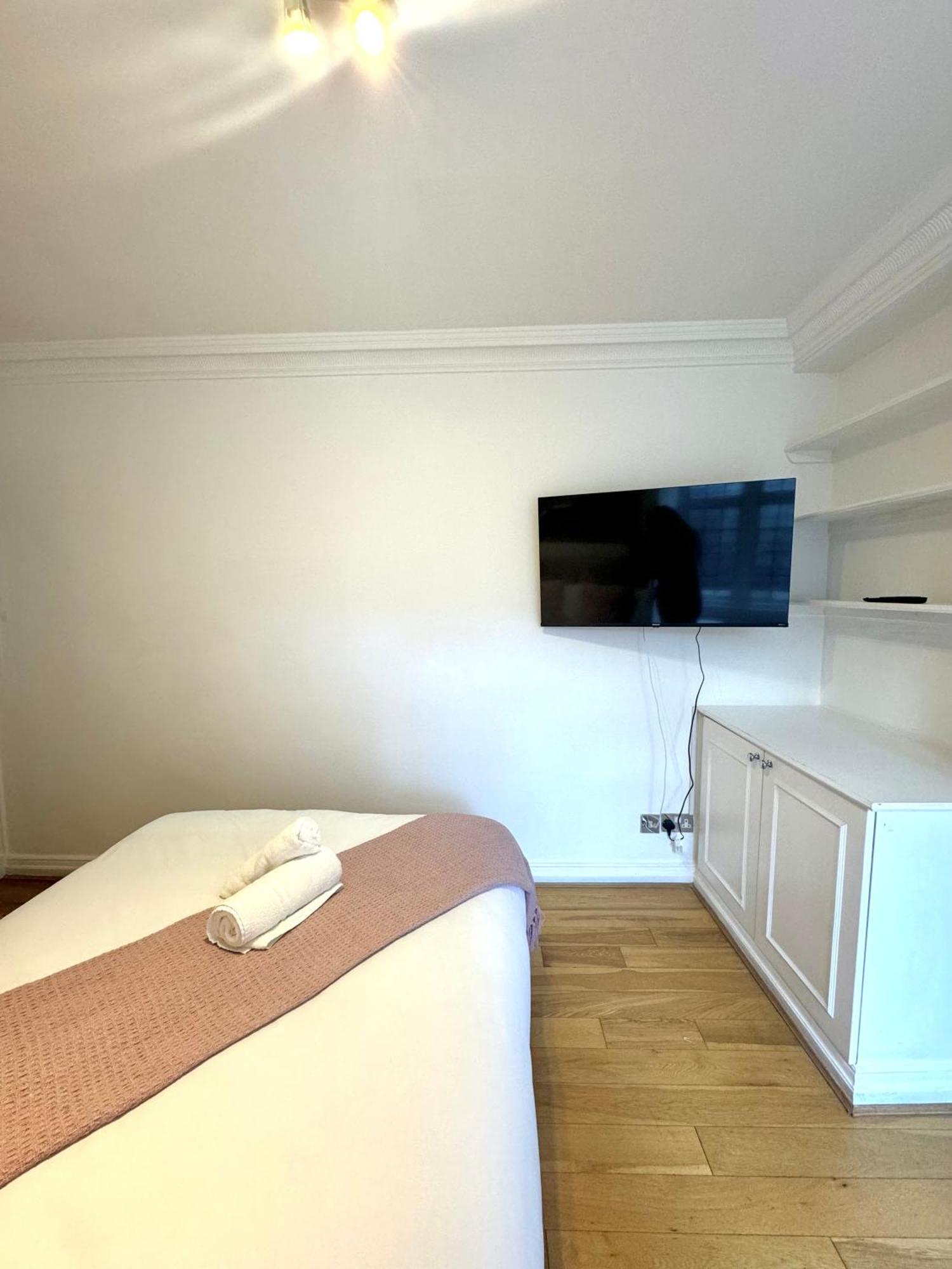 Hyde Park Corner House Homestay London