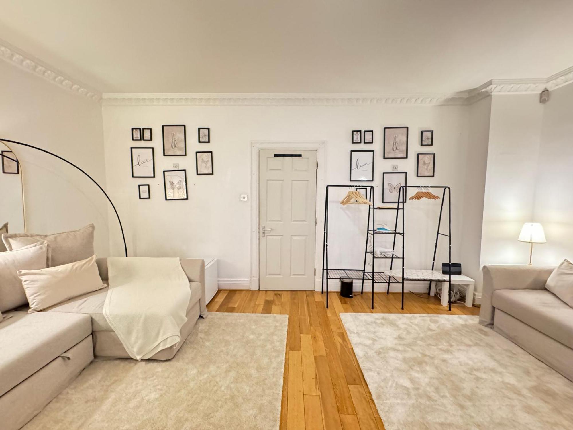 Homestay Hyde Park Corner House *