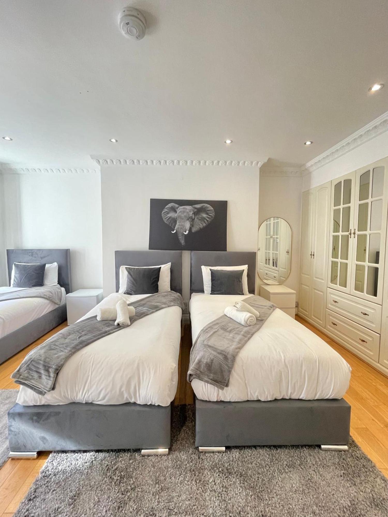 Hyde Park Corner House Homestay *