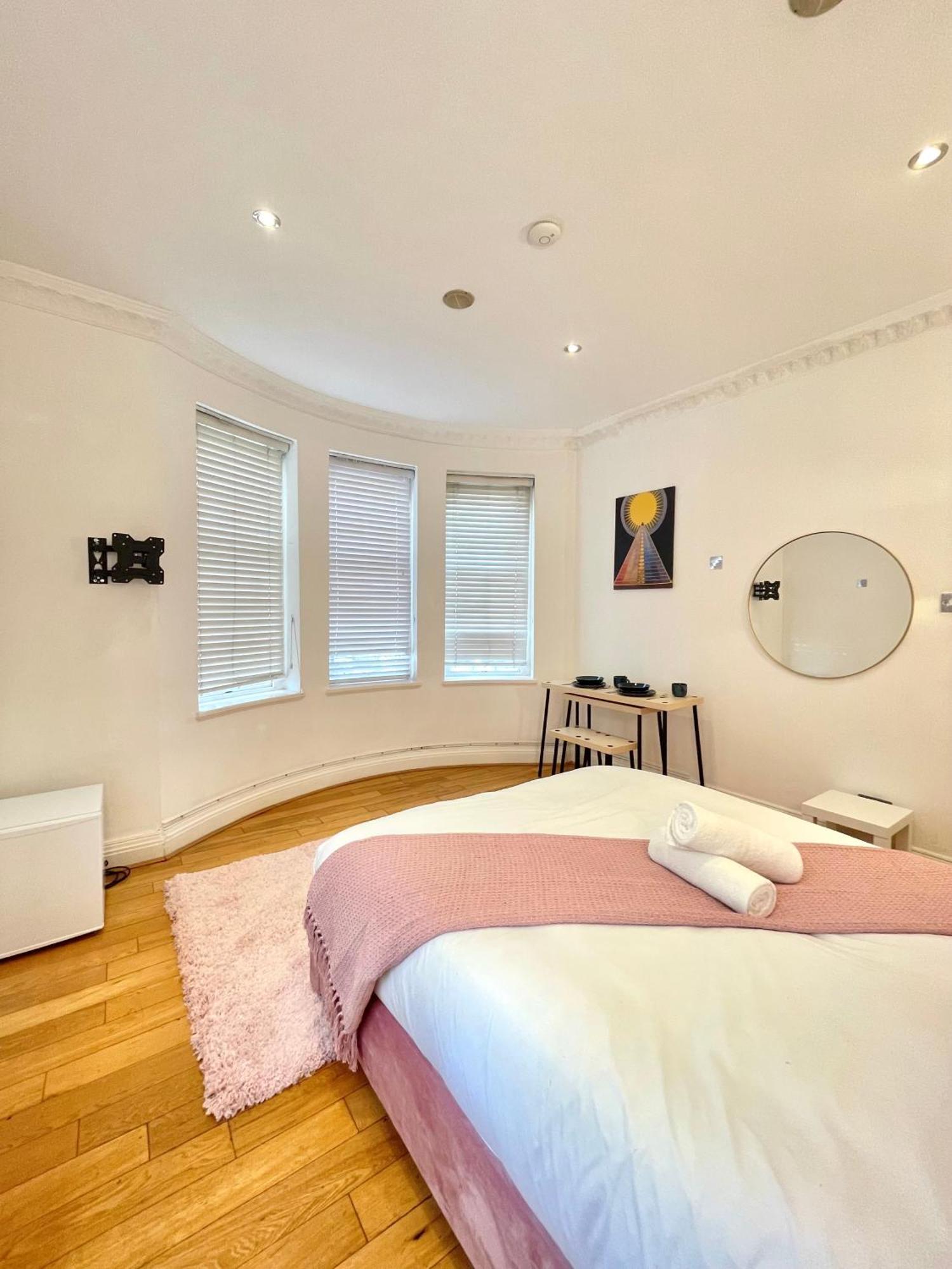 Homestay Hyde Park Corner House *